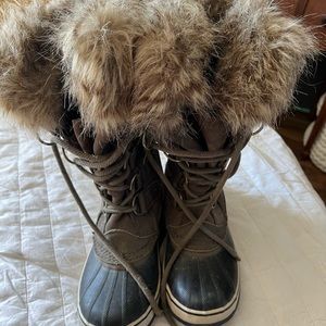 Used Sorel boots.   Only worn a few times.   There is one snap broken